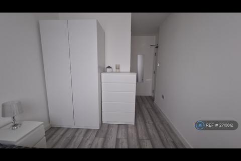 1 bedroom in a house share to rent, Merlins Avenue, South Harrow, HA2