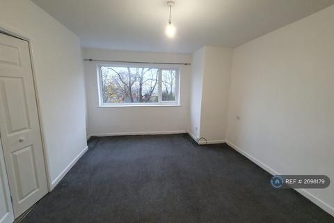Studio to rent, Kensington Court, Salford, M7