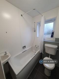 Studio to rent, Kensington Court, Salford, M7