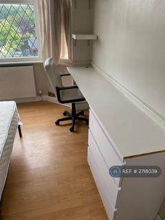 1 bedroom in a house share to rent, Robin Hood Way, London, SW15