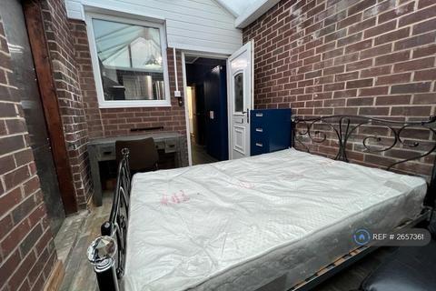 Studio to rent, Victoria Park, Manchester, M14