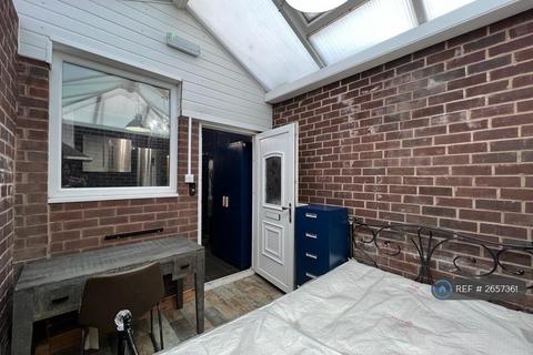Studio to rent, Victoria Park, Manchester, M14