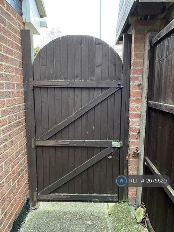 Side Gate