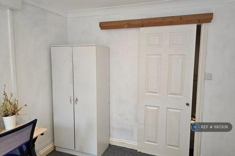 2 bedroom detached house to rent, The Retreat, Highworth, SN6