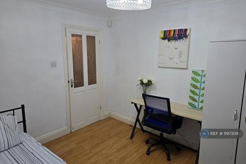 2 bedroom detached house to rent, The Retreat, Highworth, SN6