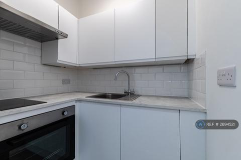 Studio to rent, Cecil Road, Bournemouth, BH5