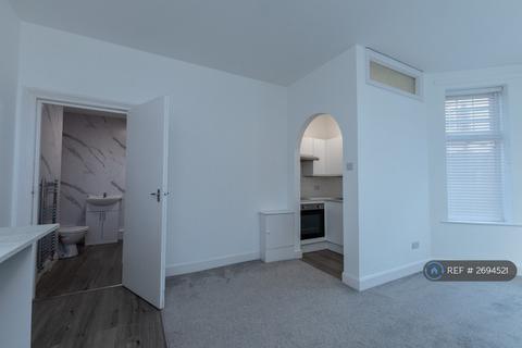Studio to rent, Cecil Road, Bournemouth, BH5