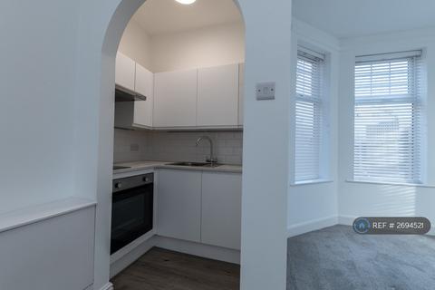 Studio to rent, Cecil Road, Bournemouth, BH5