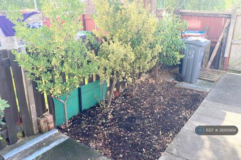 2 bedroom terraced house to rent, Freetown Close, Manchester, M14