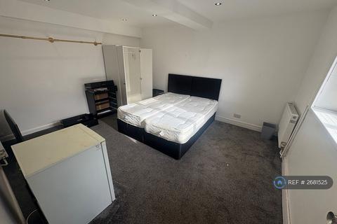 1 bedroom in a house share to rent, Pield Heath Road, Uxbridge, UB8
