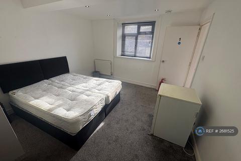 1 bedroom in a house share to rent, Pield Heath Road, Uxbridge, UB8