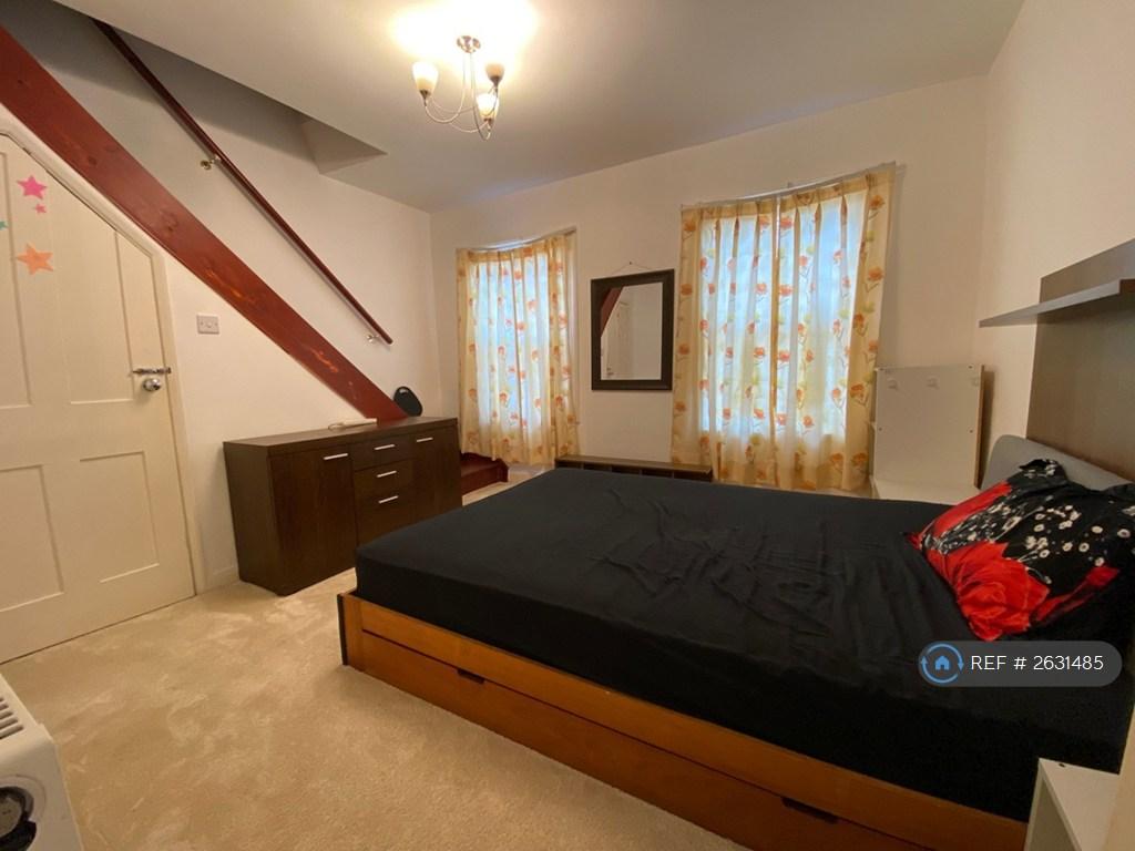 Ff Bed Room 1 (Goes To Attic Room)