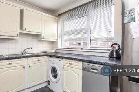 1 bedroom flat to rent, Larch Close, London, SW12