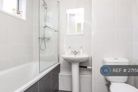 1 bedroom flat to rent, Larch Close, London, SW12