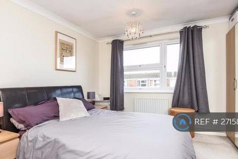 1 bedroom flat to rent, Larch Close, London, SW12
