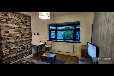 1 bedroom in a house share to rent, Burnside Drive, Greater-Manchester-County, M19