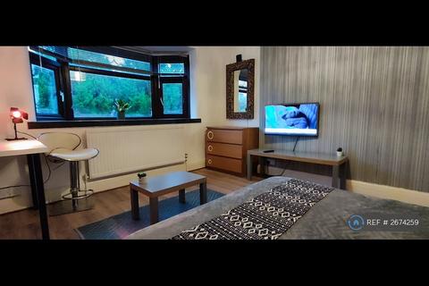 1 bedroom in a house share to rent, Burnside Drive, Greater-Manchester-County, M19