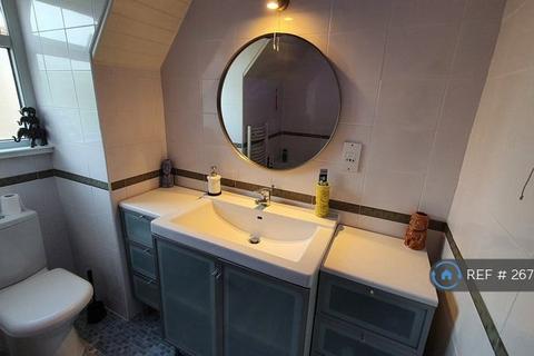 1 bedroom in a house share to rent, Burnside Drive, Greater-Manchester-County, M19