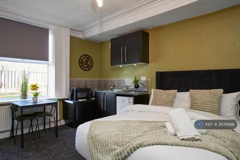 1 bedroom in a flat share to rent, Leeds Road, Huddersfield, HD2