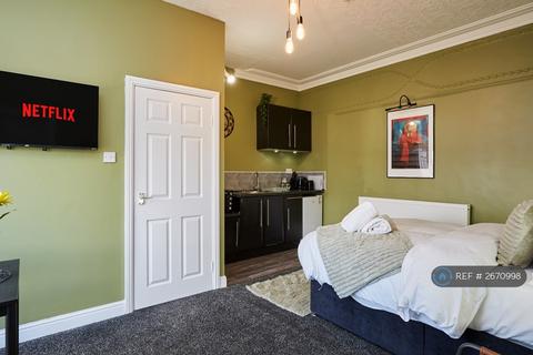 1 bedroom in a flat share to rent, Leeds Road, Huddersfield, HD2