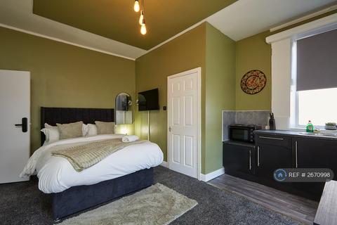 1 bedroom in a flat share to rent, Leeds Road, Huddersfield, HD2