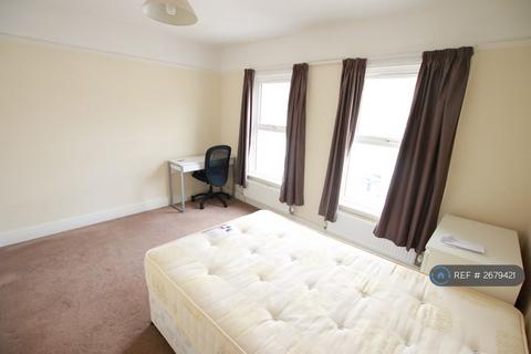4 bedroom terraced house to rent, Grange Avenue, Reading, RG6