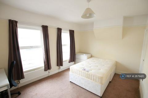 4 bedroom terraced house to rent, Grange Avenue, Reading, RG6