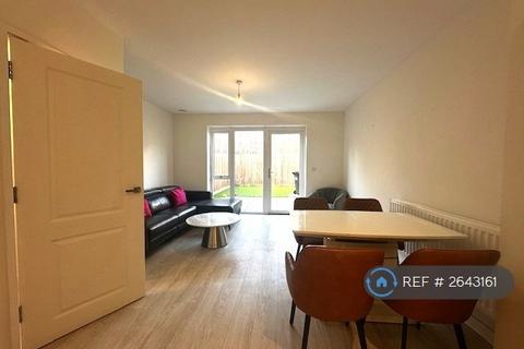 2 bedroom semi-detached house to rent, Curton Close, Edgware, HA8