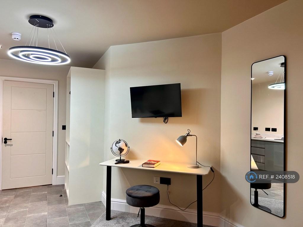 Studio 1 Desk