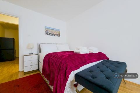 1 bedroom in a flat share to rent, Johnson Street, London, E1