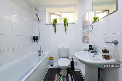 1 bedroom in a flat share to rent, Johnson Street, London, E1