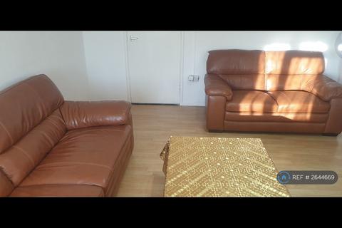 1 bedroom in a flat share to rent, Basing Way, London, N3