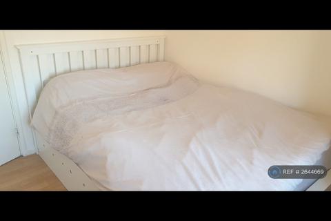 1 bedroom in a flat share to rent, Basing Way, London, N3