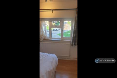 1 bedroom in a flat share to rent, Basing Way, London, N3