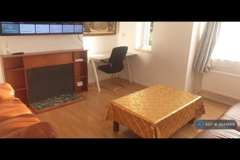 1 bedroom in a flat share to rent, Basing Way, London, N3