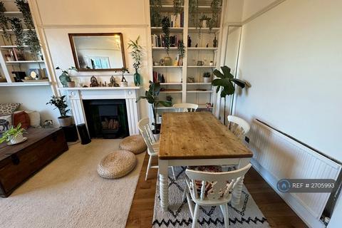 2 bedroom flat to rent, Camden Road, London, NW1