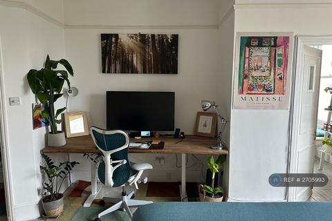 2 bedroom flat to rent, Camden Road, London, NW1