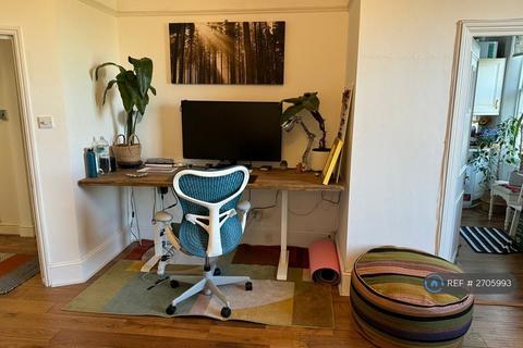 2 bedroom flat to rent, Camden Road, London, NW1