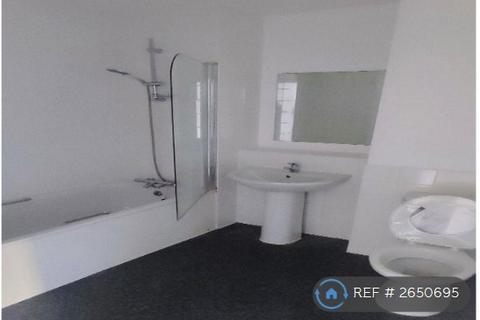 3 bedroom flat to rent, Campbell Court, London, SE9