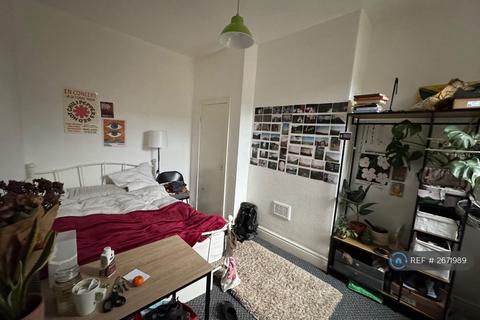 3 bedroom terraced house to rent, Hibbert Street, Manchester, M14