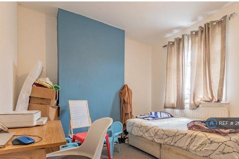 3 bedroom detached house to rent, Dewhurst Road, Huddersfield, HD2