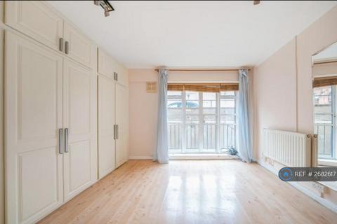 Studio to rent, Courtfield Gardens, London, SW5