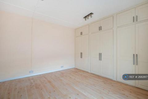 Studio to rent, Courtfield Gardens, London, SW5