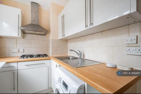 Studio to rent, Courtfield Gardens, London, SW5
