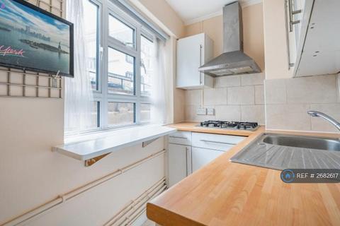 Studio to rent, Courtfield Gardens, London, SW5