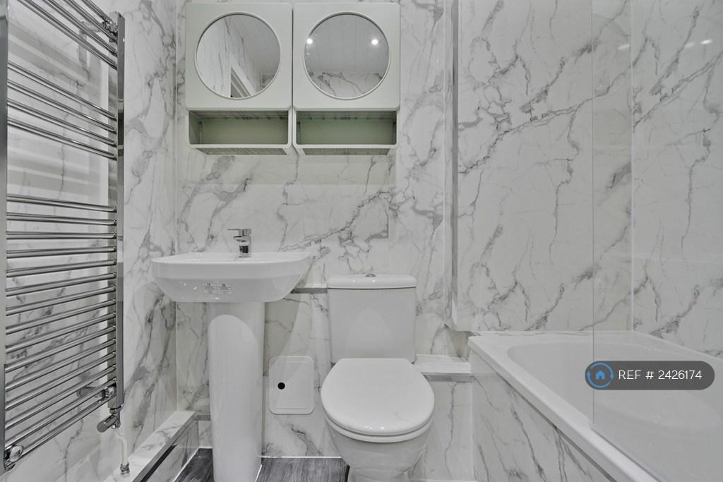 Room 3 & 4 Bathroom (Upstairs)