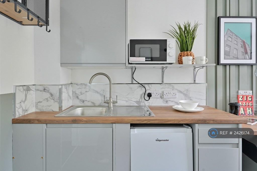 Studio Room 4 Kitchenette