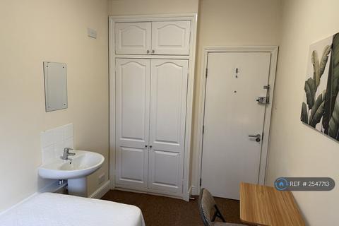 1 bedroom in a flat share to rent, Golders Green Road, London, NW11