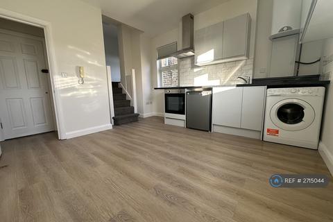 Studio to rent, High Street, London, N8
