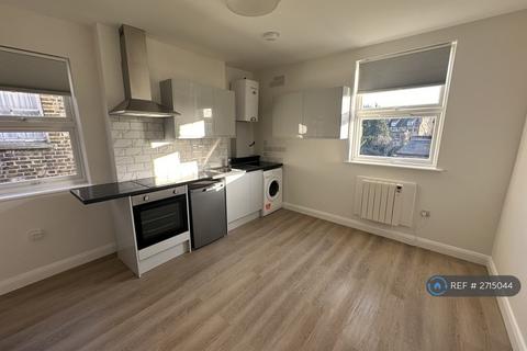 Studio to rent, High Street, London, N8
